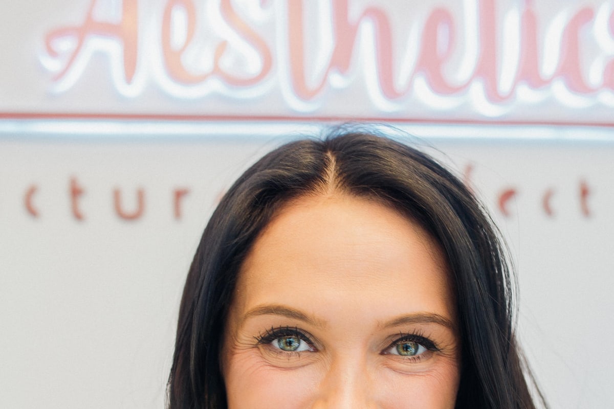 Asiakas odottaa vastaanottoa terveydenhuollon odotustilassa